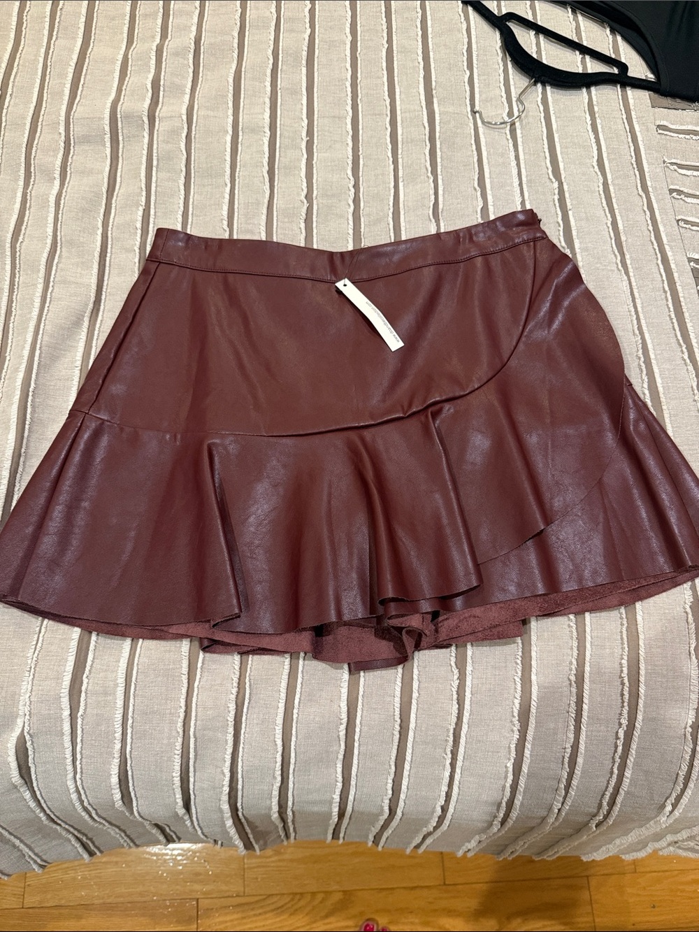 NWT Women’s SZ L DO + BE Faux Leather Ruffle Mini Skort in Wine